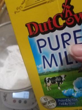 加入纯牛奶，一般用全脂的，脂肪多点有粘作用哦。