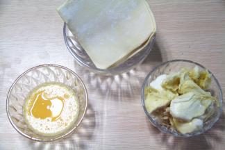 准备材料，把榴莲肉压制成泥备用；