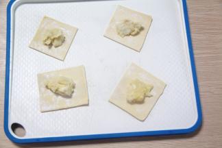 把飞饼皮切小方块，如馄饨皮一样；