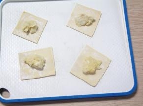 把飞饼皮切小方块，如馄饨皮一样；