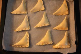 包好的榴莲酥 上面刷一层蛋液；