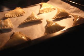 烤箱上下火180度预热10分钟，后把榴莲酥放入烤箱20分钟即可