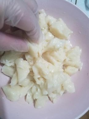 只要不烫手就可以揉面团了，一定要带上PVC手套防粘，把刚才浮在表面的油揉进面团里面，手法就跟揉面包一样，很快就能全部揉进去的，有余温的时候最好。