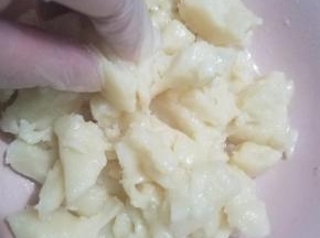 只要不烫手就可以揉面团了，一定要带上PVC手套防粘，把刚才浮在表面的油揉进面团里面，手法就跟揉面包一样，很快就能全部揉进去的，有余温的时候最好。