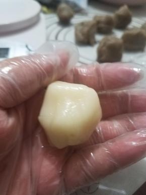 然后把已经做好的冰皮也分成小块，冰皮月饼跟传统月饼不一样，并不是皮越薄越好，一般馅料和皮的比例1：1就可以了，我用的是50g的模具，所以皮和馅料分别都是25g每份。