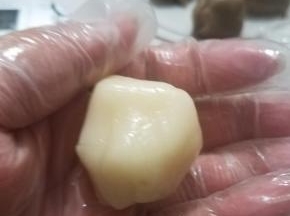 然后把已经做好的冰皮也分成小块，冰皮月饼跟传统月饼不一样，并不是皮越薄越好，一般馅料和皮的比例1：1就可以了，我用的是50g的模具，所以皮和馅料分别都是25g每份。