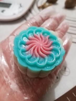 如果喜欢有颜色的月饼，准备好喜欢的色素跟面团揉匀，根据自己的喜好搭配即可。