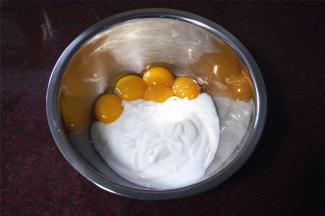 将5个蛋黄，250克自制的无糖浓稠酸奶放入深盆中，搅拌均匀。