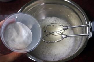 分3次加入60克细砂糖，中速打发蛋清。