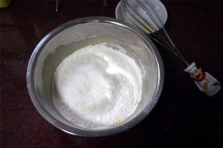 筛入95克低筋粉和35克玉米淀粉，拌至无颗粒状态，备用。