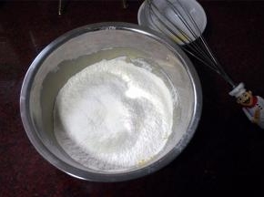 筛入95克低筋粉和35克玉米淀粉，拌至无颗粒状态，备用。