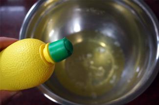 往5个蛋清中滴入4滴柠檬汁，低速打发至粗泡状态。