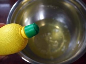 往5个蛋清中滴入4滴柠檬汁，低速打发至粗泡状态。