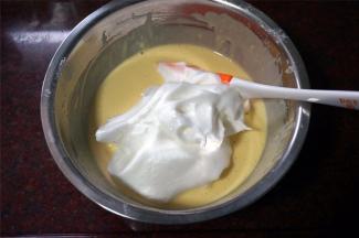 将蛋白糊和蛋黄糊切拌混合均匀成为酸奶蛋糕糊。