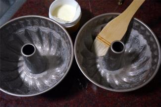 两个7寸不粘咕咕霍夫模分别刷上一层薄薄的烤盘油。