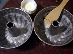 两个7寸不粘咕咕霍夫模分别刷上一层薄薄的烤盘油。