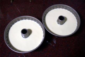 倒入蛋糕糊，并震荡出大气泡。