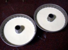 倒入蛋糕糊，并震荡出大气泡。