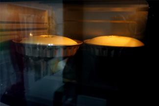 烤盘装水一盆热开水放置在最底层，倒数第二层放烤架，蛋糕模放在烤架上，上下火160度烘烤60分钟左右。