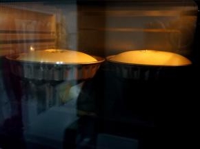 烤盘装水一盆热开水放置在最底层，倒数第二层放烤架，蛋糕模放在烤架上，上下火160度烘烤60分钟左右。