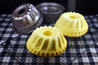 出炉后，将蛋糕倒扣脱模即可，或者不倒扣，室温冷却后放入冰箱冷藏2小时后再脱模食用。