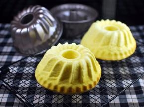 出炉后，将蛋糕倒扣脱模即可，或者不倒扣，室温冷却后放入冰箱冷藏2小时后再脱模食用。