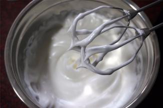 打发至硬性发泡，小直尖状态。