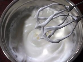 打发至硬性发泡，小直尖状态。