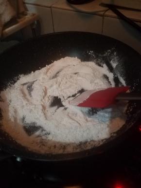 接下来我们来炒糕粉，糕粉其实就是炒熟之后的糯米粉，用不粘锅小火慢炒，有点发黄就可以了，不要炒焦喽，不想炒的朋友也可以把50g的糯米粉放进微波炉中火丁3分钟，闻到粉味就代表糯米粉熟了。（糯米粉最好用碟子装，薄一点）