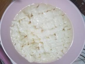 冰皮面糊出锅之后为了让它能均匀散热，用筷子搓散它，然后放一旁冷却。（蒸好之后的面糊表面会浮出一层油，这样是正常的，不用担心）