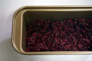 蔓越莓干稍微切碎一点，但是不要太碎。