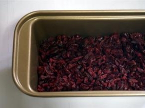 蔓越莓干稍微切碎一点，但是不要太碎。