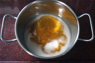 将麦芽糖，细砂糖，盐，清水同放入深锅里。