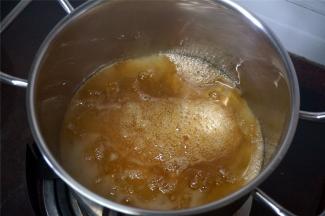 中小火开始熬制糖浆，开始时不需要搅拌。