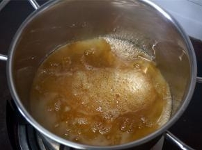 中小火开始熬制糖浆，开始时不需要搅拌。