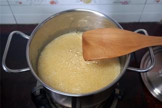 糖浆开始沸腾，细砂糖完全融化时可以开始搅拌，用木锅铲在中间轻轻来回搅拌。
