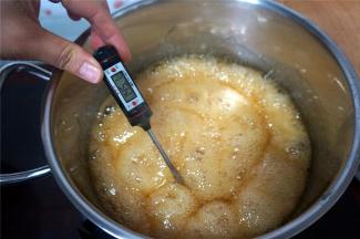 小火熬至糖浆至145度，熄火。