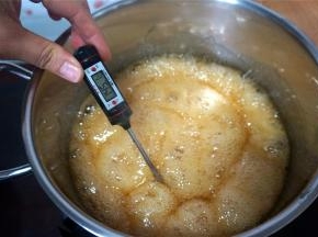 小火熬至糖浆至145度，熄火。