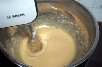 将蛋白先用打蛋器搅打几秒，然后放入热水浴中，5档启动打蛋器，同时快速倒入糖浆，搅拌均匀。