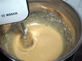 将蛋白先用打蛋器搅打几秒，然后放入热水浴中，5档启动打蛋器，同时快速倒入糖浆，搅拌均匀。