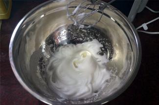 当糖浆熬至120度时，开始将蛋白打发至硬性发泡。