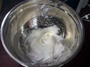 当糖浆熬至120度时，开始将蛋白打发至硬性发泡。