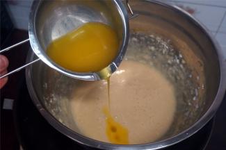 分两次加入融化了的黄油，搅打均匀。