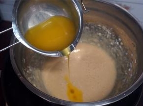 分两次加入融化了的黄油，搅打均匀。