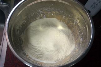 加入全脂奶粉，拌均匀。