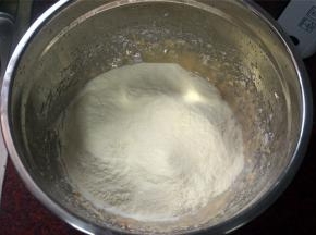 加入全脂奶粉，拌均匀。