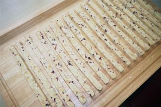 将糖切成1厘米宽的长条。