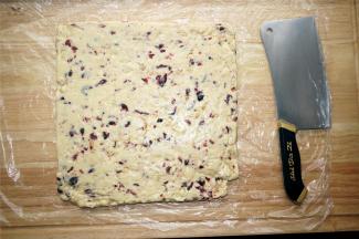 待糖冷却后，倒扣脱模，不粘，很容易就倒出来了。