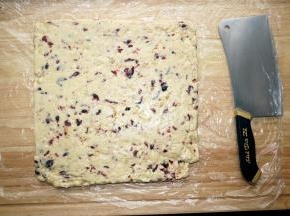 待糖冷却后，倒扣脱模，不粘，很容易就倒出来了。