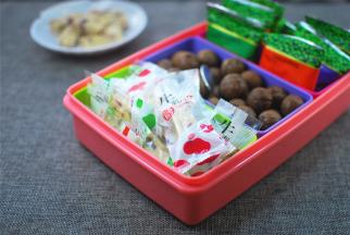 最后用糖果袋装好，用密封机封口，完成！